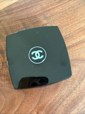 CHANEL Black Camélia de Plumes Highlighting Powder Compact